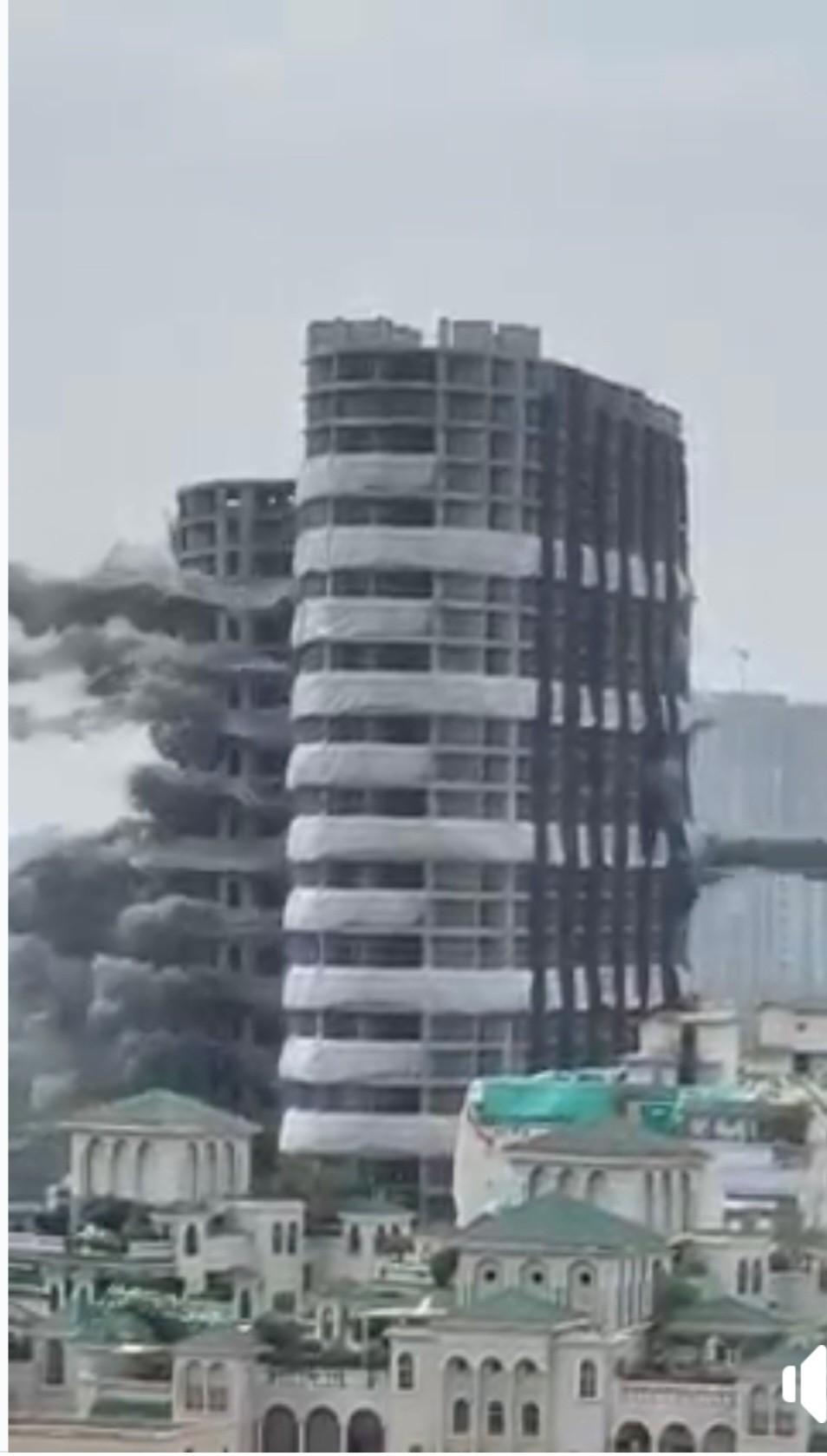 Noida k twin tower ko giraya gya.....