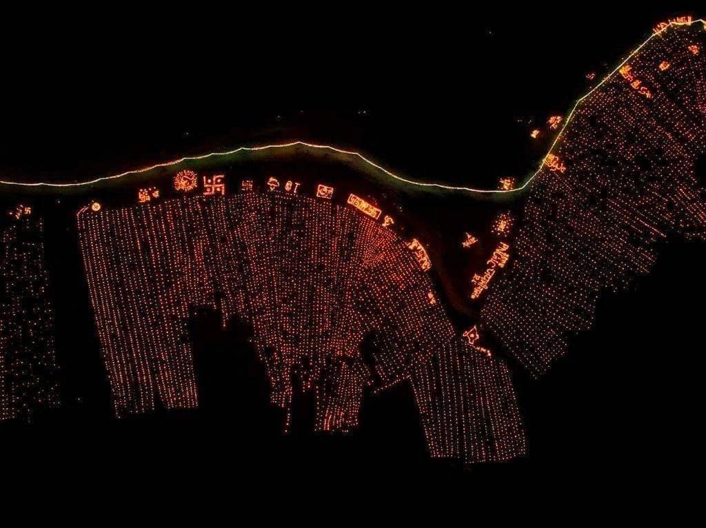 *वाराणसी*सोमवार को काशी में देव दीपावली मनाई गई. इस दौरान सबसे प्रमुख घाट दशाश्वमेध घाट पर गंगा आरती की गई, जिसे देखने के लिए सैंकड़ों लोगों की भीड़ एकत्रित थी. घाट की छटा देख हर कोई मंत्रमुग्ध था.👇🏻👇🏻