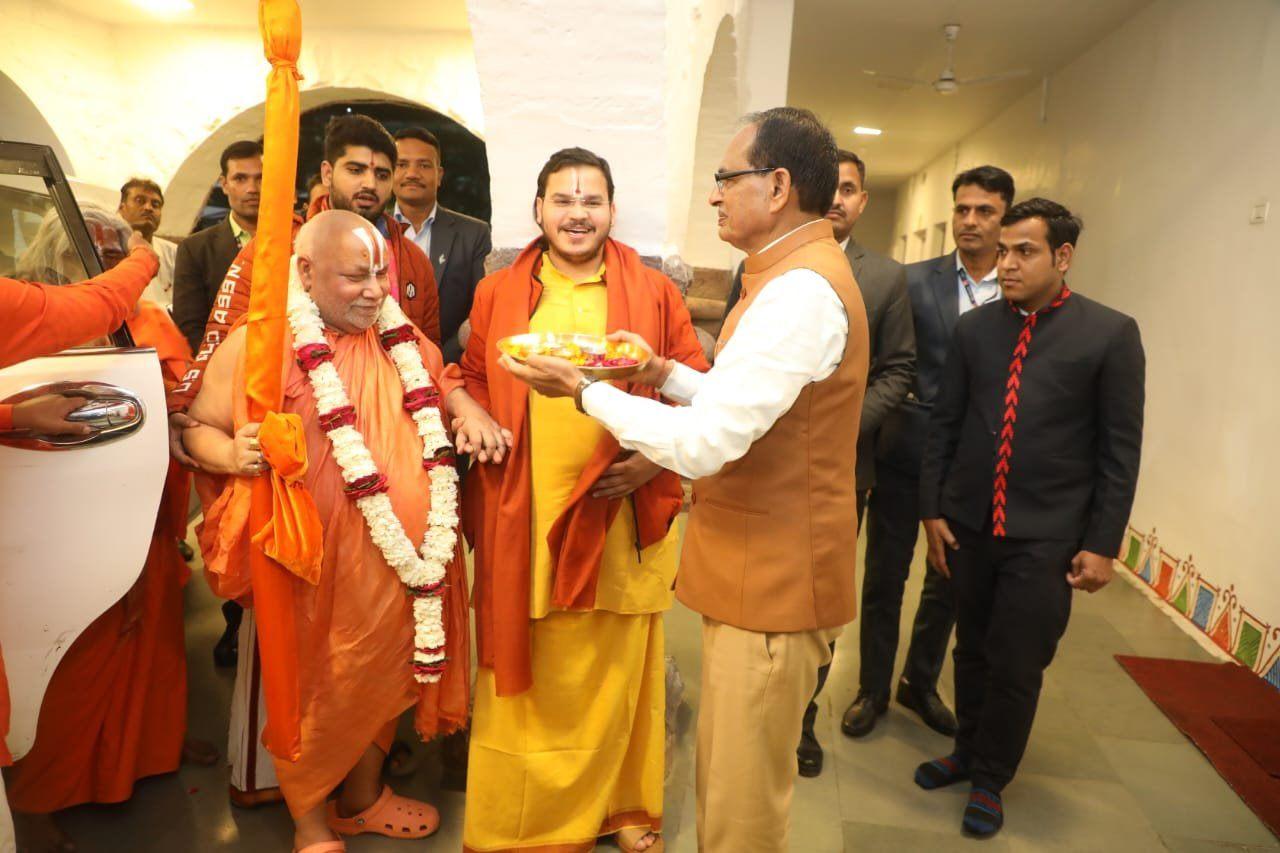 Arrival of Tulsi Peethadhishwar Padma Vibhushan Guru Ramanandacharya Swami
