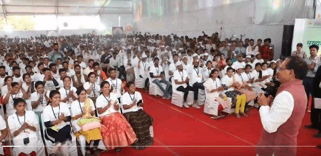 Discussion with PESA co-ords and CM Janseva Mitras at Manavar in Dhar district