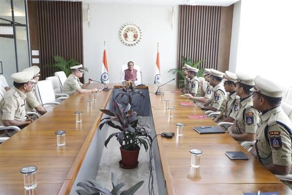 Young police officers should present an example of their work style