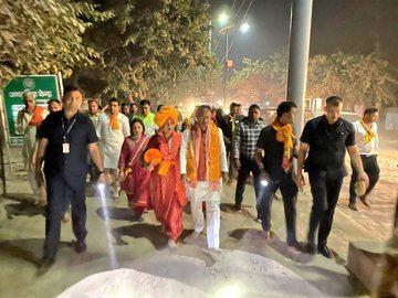 Parikrama of Govardhan mountain in Brajbhoomi Mathura & worshiping with rituals