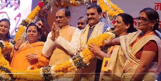  'Abhinandan Samaroh' organized by Mata Beti Bai Smriti Shikshan Samiti.