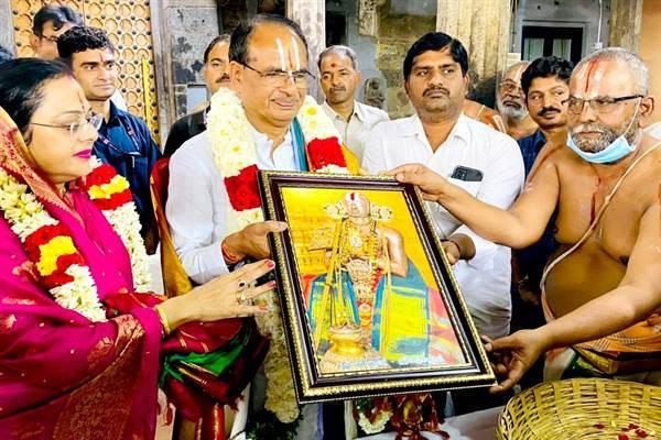 CM Shri Chouhan offers prayers at Sri Ramanujacharya Swamy Temple in Kanchipuram