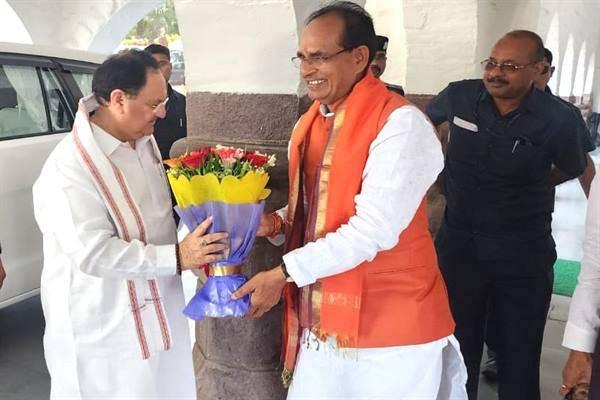 CM Shri Chouhan welcomed Shri Nadda on his arrival at the residence