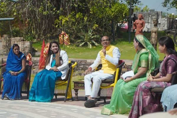 CM Shri Chouhan interacts with sisters and daughters on Ram Navami