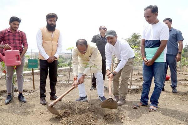 CM Shri Chouhan plants saplings with young entrepreneurs