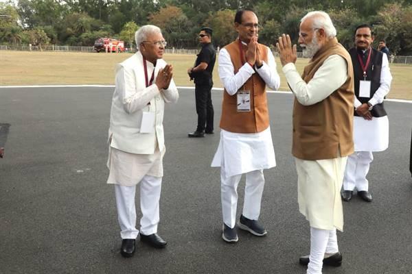 Governor Shri Patel and CM Shri Chouhan bid touching farewell to PM Shri Modi