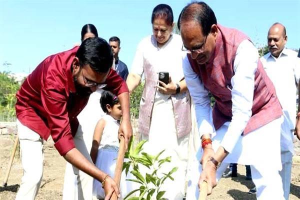 CM Shri Chouhan plants saplings of Banyan, Mango and Jamun
