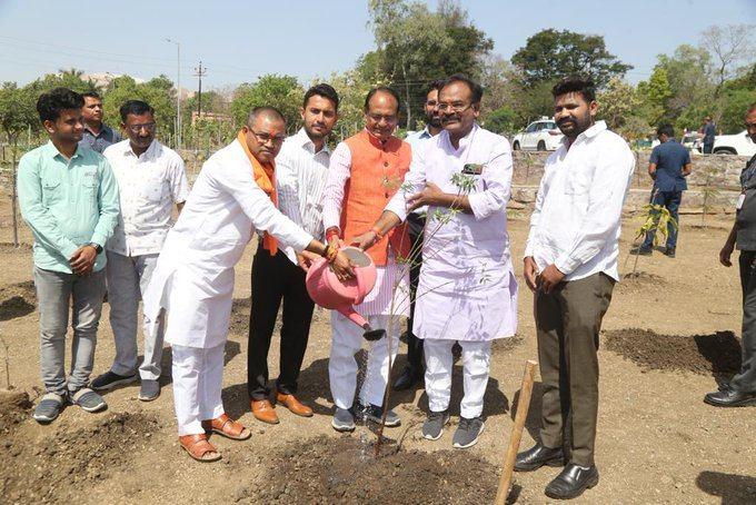 Plantation of saplings in Smart Park by CM Shivraj Singh Chouhan