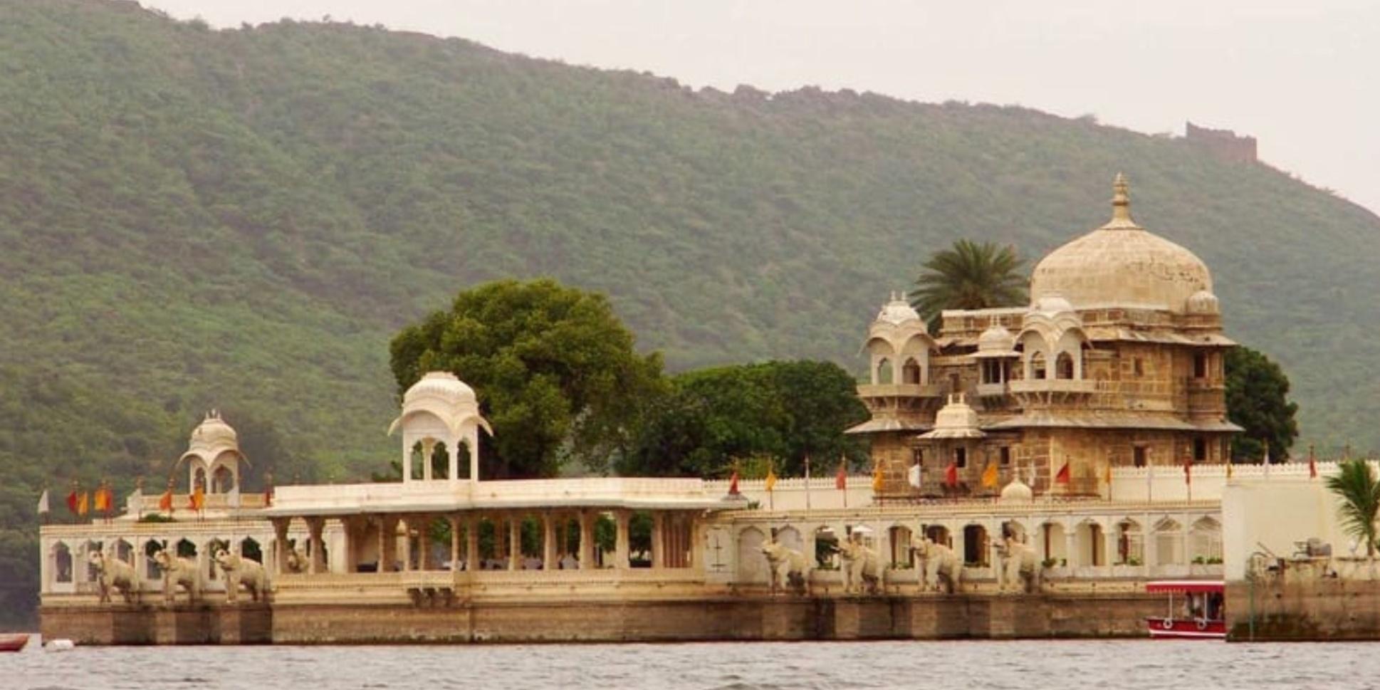 Book a tempo traveller in Jodhpur for full day sightseeing tour