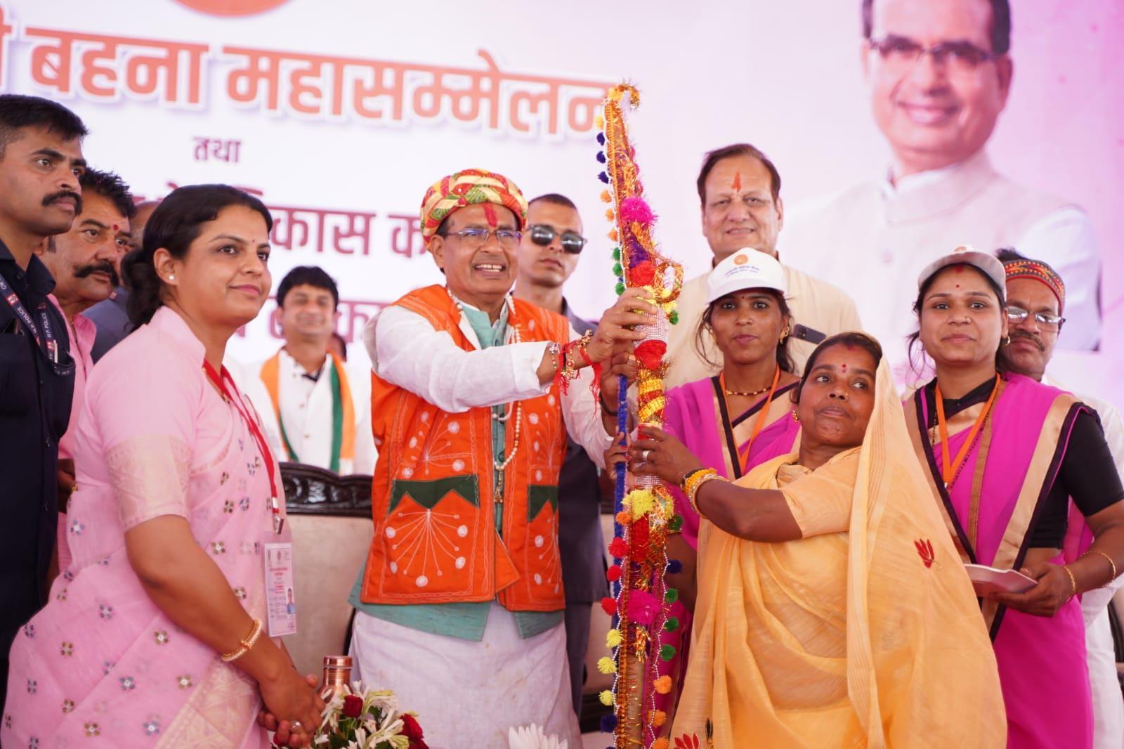 121 feet long rakhi presented to Honorable Chief Minister of MP