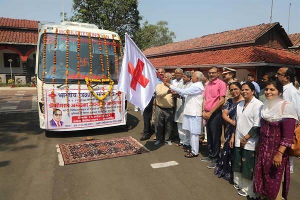 Governor Shri Patel inaugurats the mobile health service vehicle of Red Cross