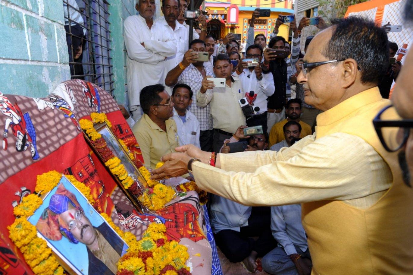 Shivraj Singh Chouhan reached the house of farmers who died in a road accident.