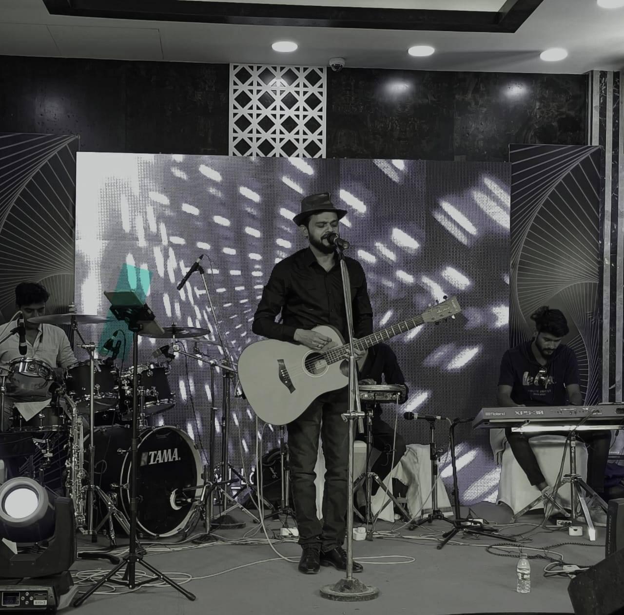SOLO GUITARIST IN GURGAON 9643415285
