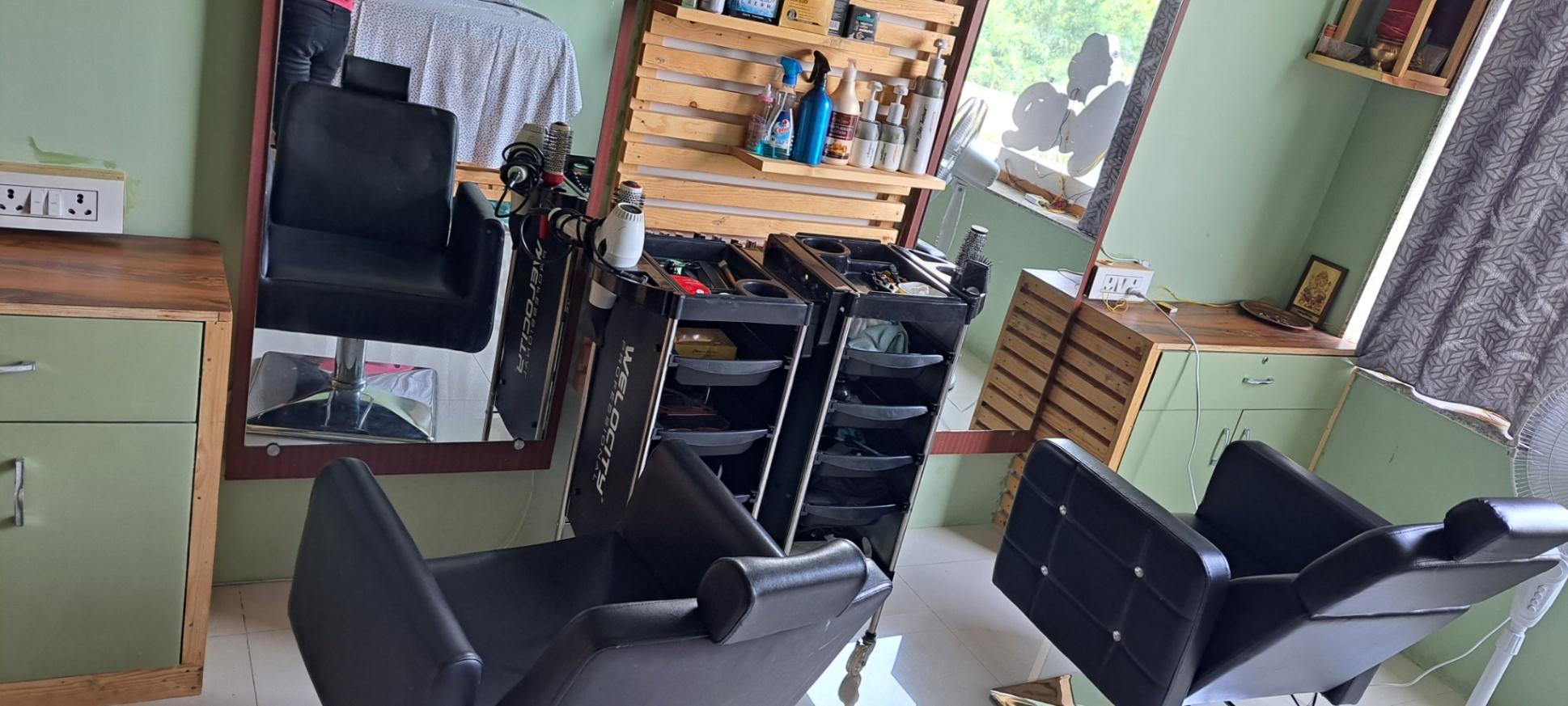 Salons/ Spas; Exp: More than 10 year