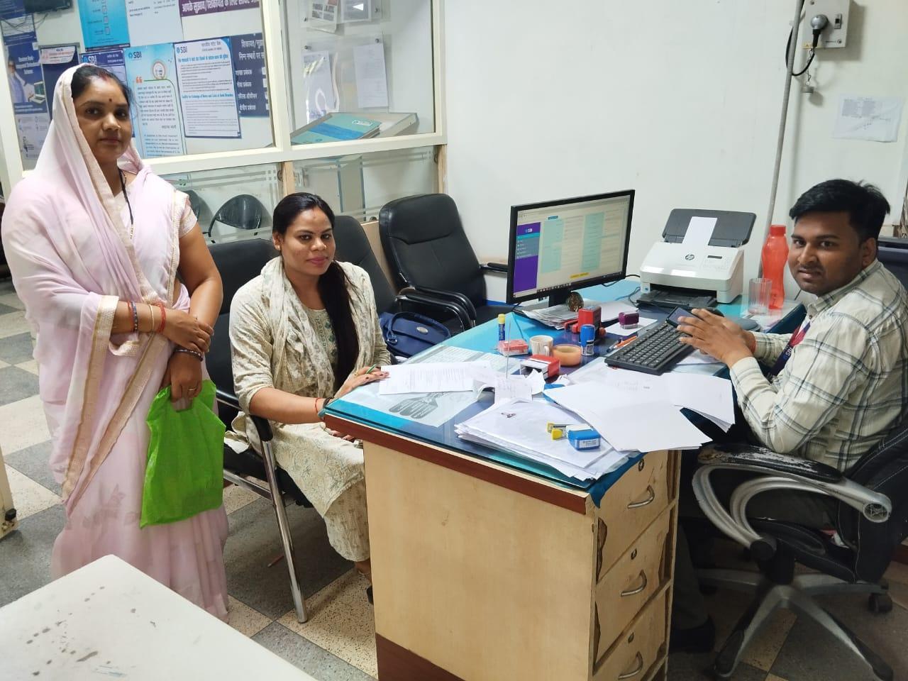 Pm swanithi loan karwate hue bank