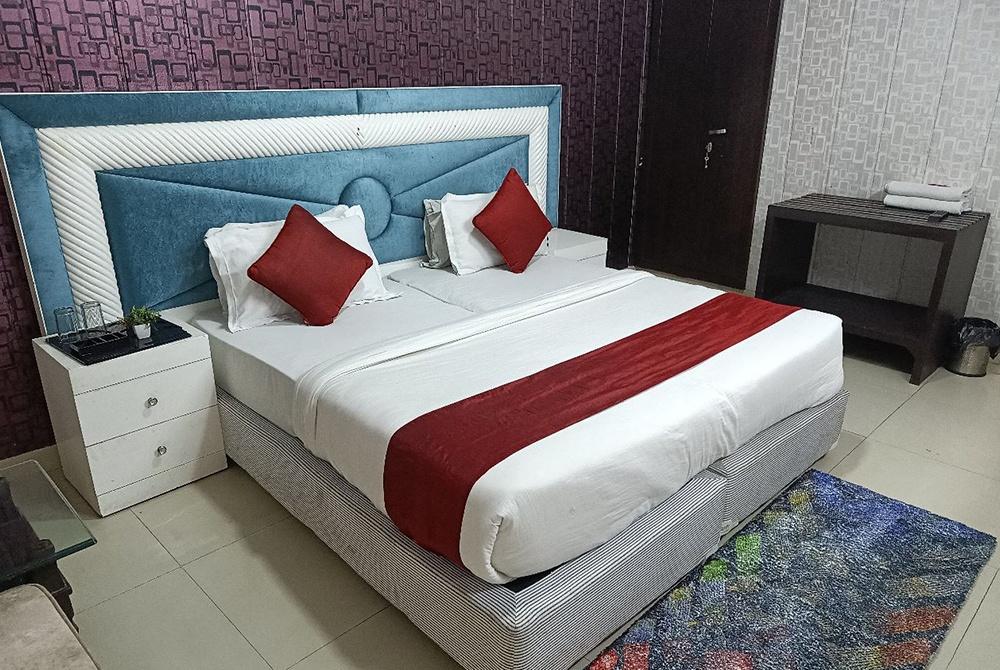 Looking for a Hotel Sec 31 Noida?