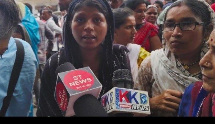 बच्ची का मिला शव 5 साल की बच्ची सृष्टि का मिला शव मिलने के बाद थाने का तरह घेर 