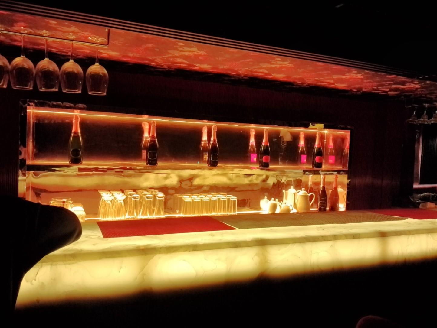 L & R Lounge and Bar