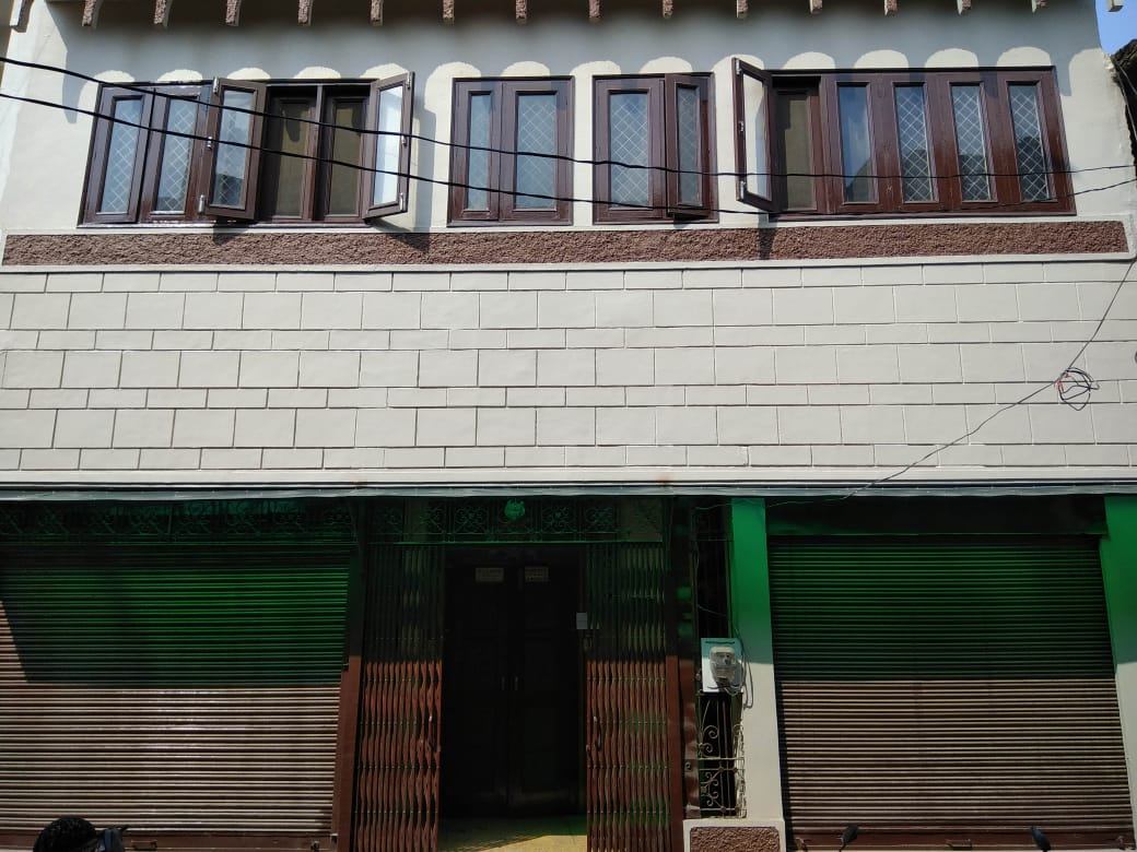 900 sq ft area 3 floor building with 2 front shops for sale