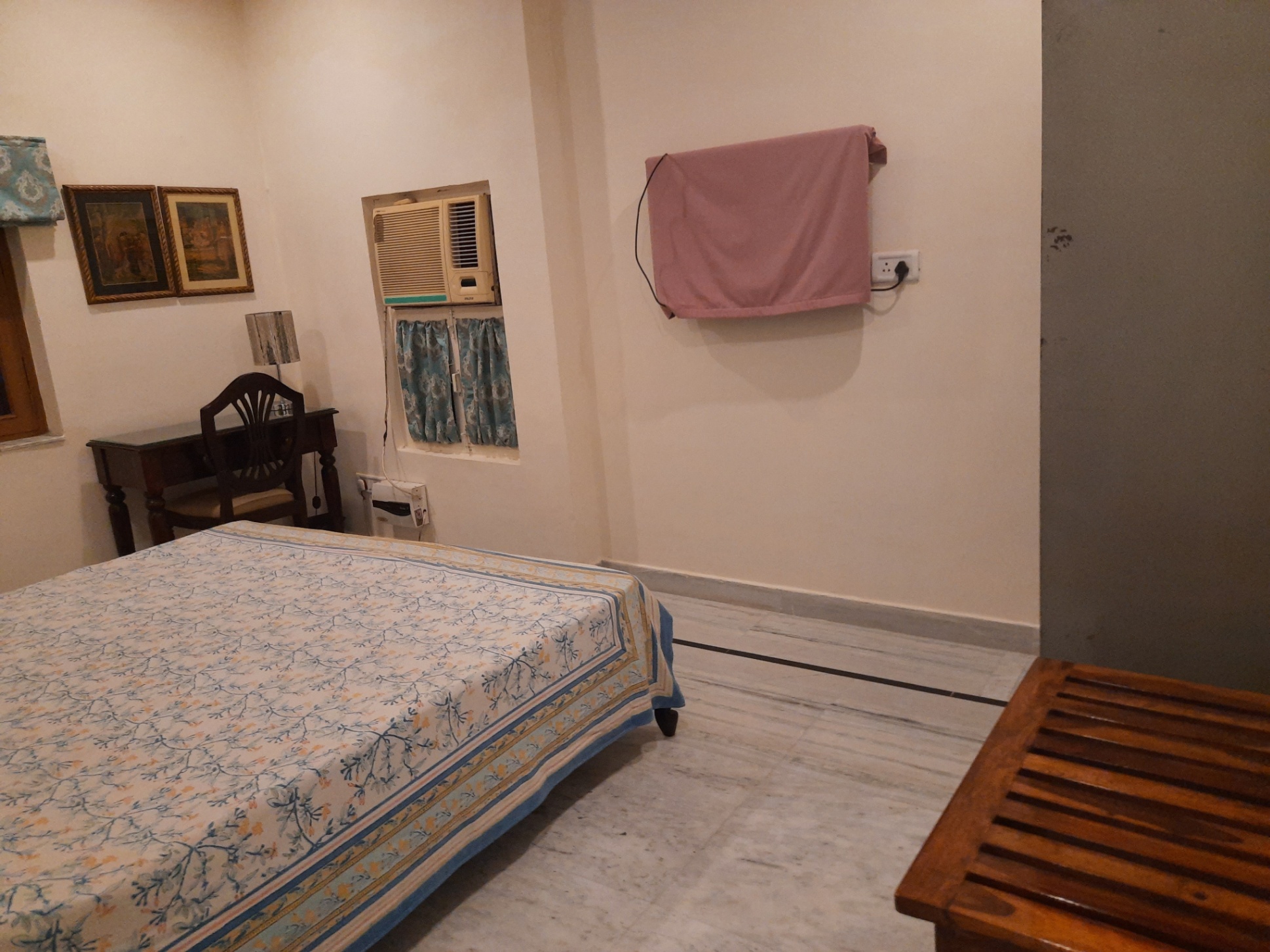 1 Bed/ 0 Bath House/ Bungalow/ Villa; 200 sq. ft. carpet area; 9,600 sq. ft. lot for sale @Bani park , Tulsi Marg 