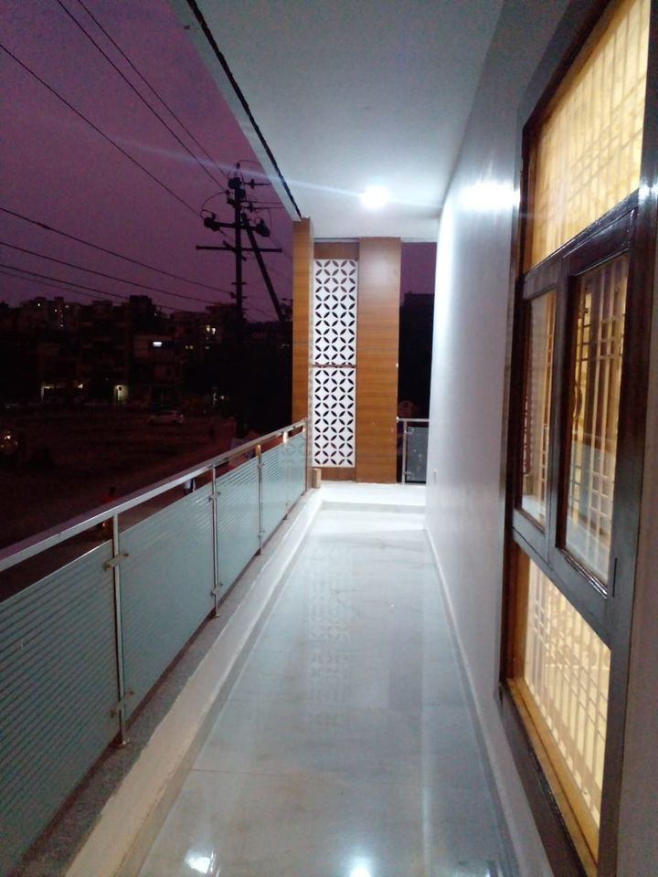 3 Bed/ 2 Bath Apartment/ Flat, Semi Furnished for rent @vasundhra sector -1, Ghaziabad 