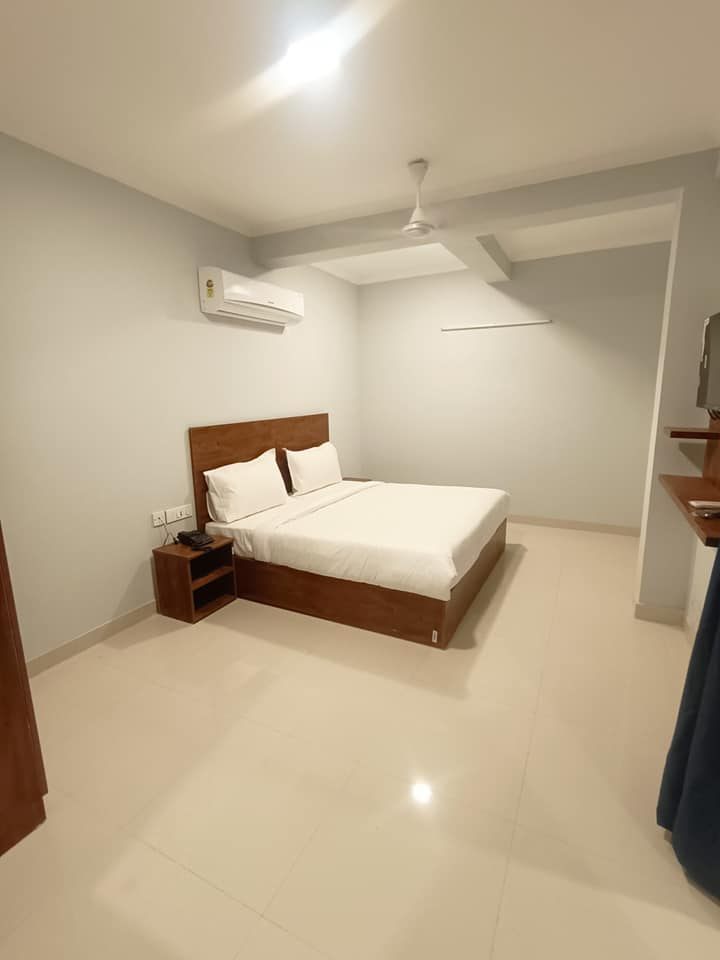 1 Bed/ 1 Bath Apartment/ Flat, Furnished for rent @Sector43. Sushant lok 1 c block  Gurgaon