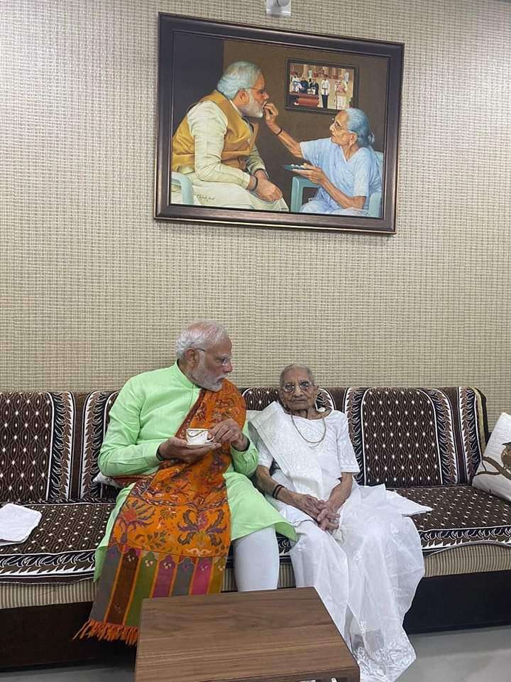 आज गांधीनगर में मा. प्रधानमंत्री श्री Narendra Modi  जी ने माँ हीरा बा से भेंट कर आशीर्वाद लिया।