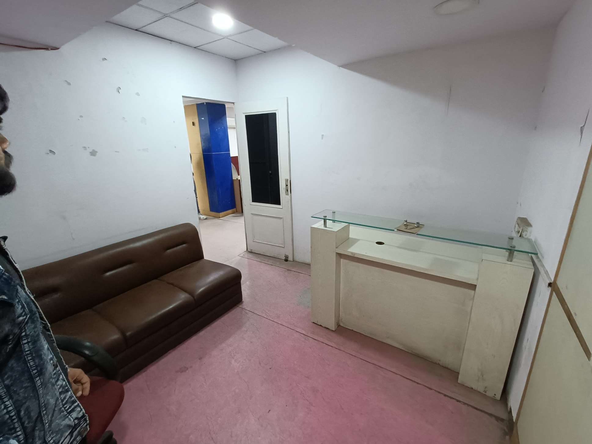 Rent Office/ Shop, 100 sq ft carpet area, Furnished for rent @Noida sector 6