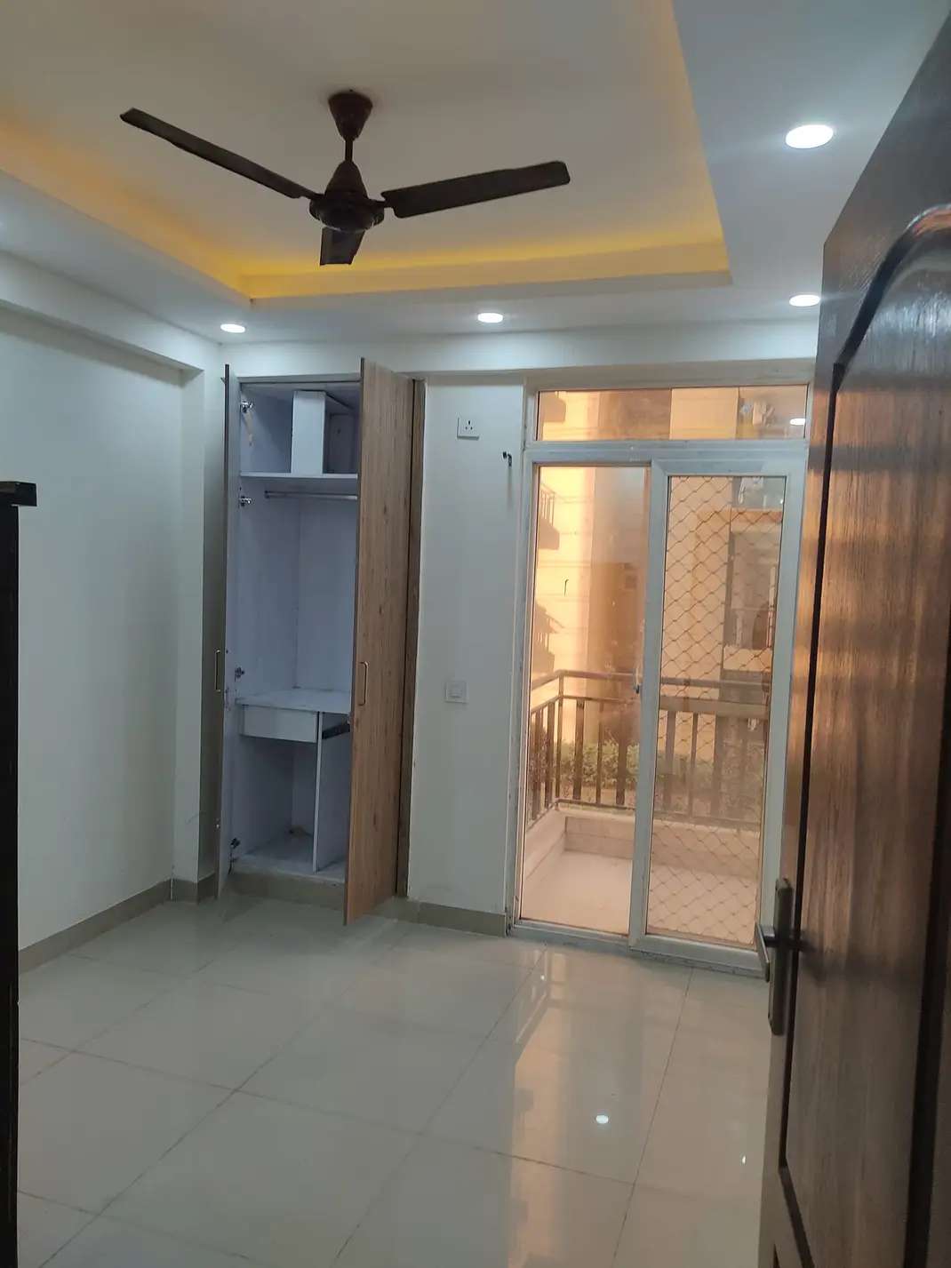 3 Bed/ 3 Bath Rent Apartment/ Flat, Semi Furnished for rent @Noida extension near gaur city mall