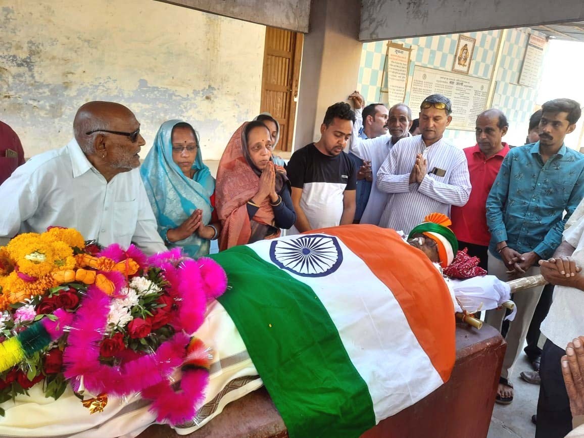 Funeral of freedom fighter Shri Rajmal Chouradia with full state honors.