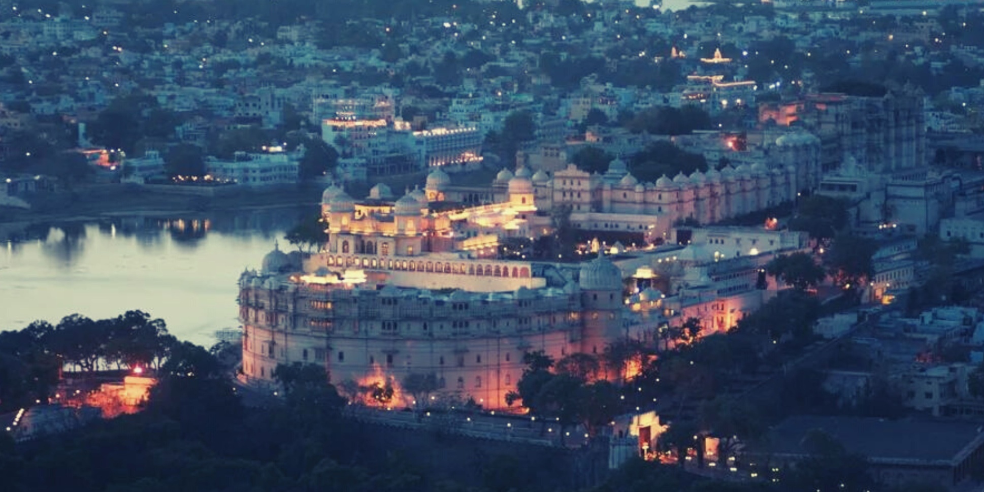 Visit Jaipur with hiring a Tempo traveller 