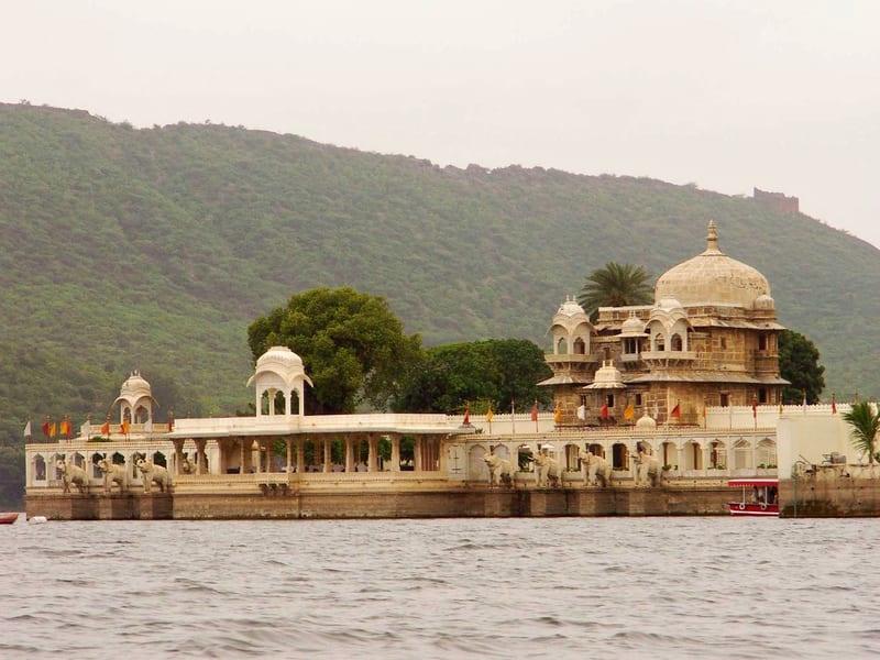 See Jaipur's Amer fort with taking a tempo traveller 