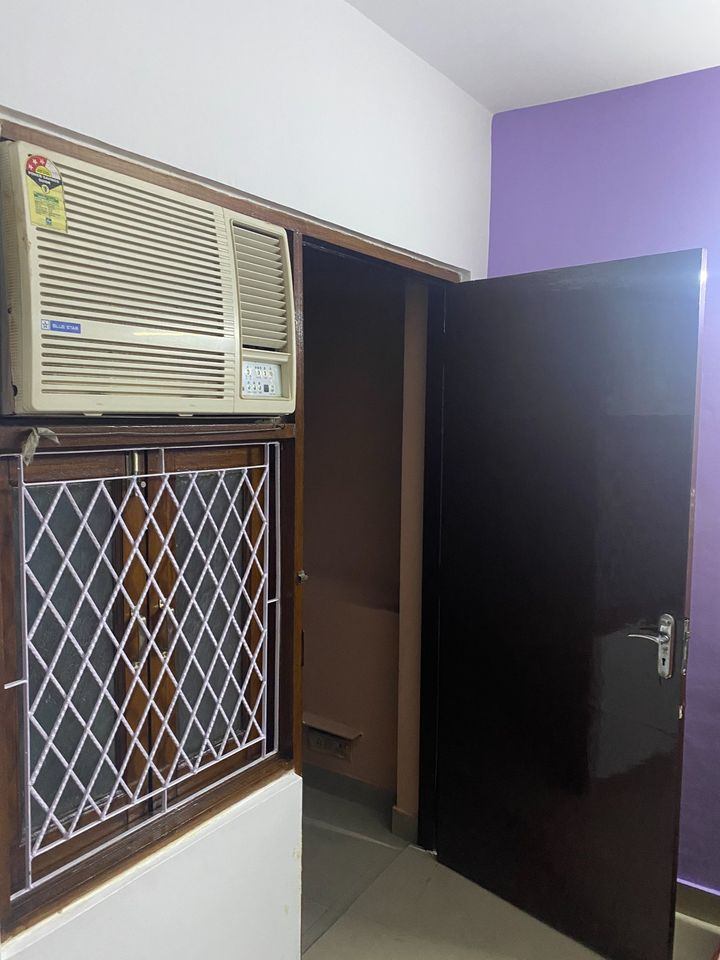1 Bed/ 1 Bath Rent Apartment/ Flat, Semi Furnished for rent @CLOSE TO BHOGAL BUS STOP 