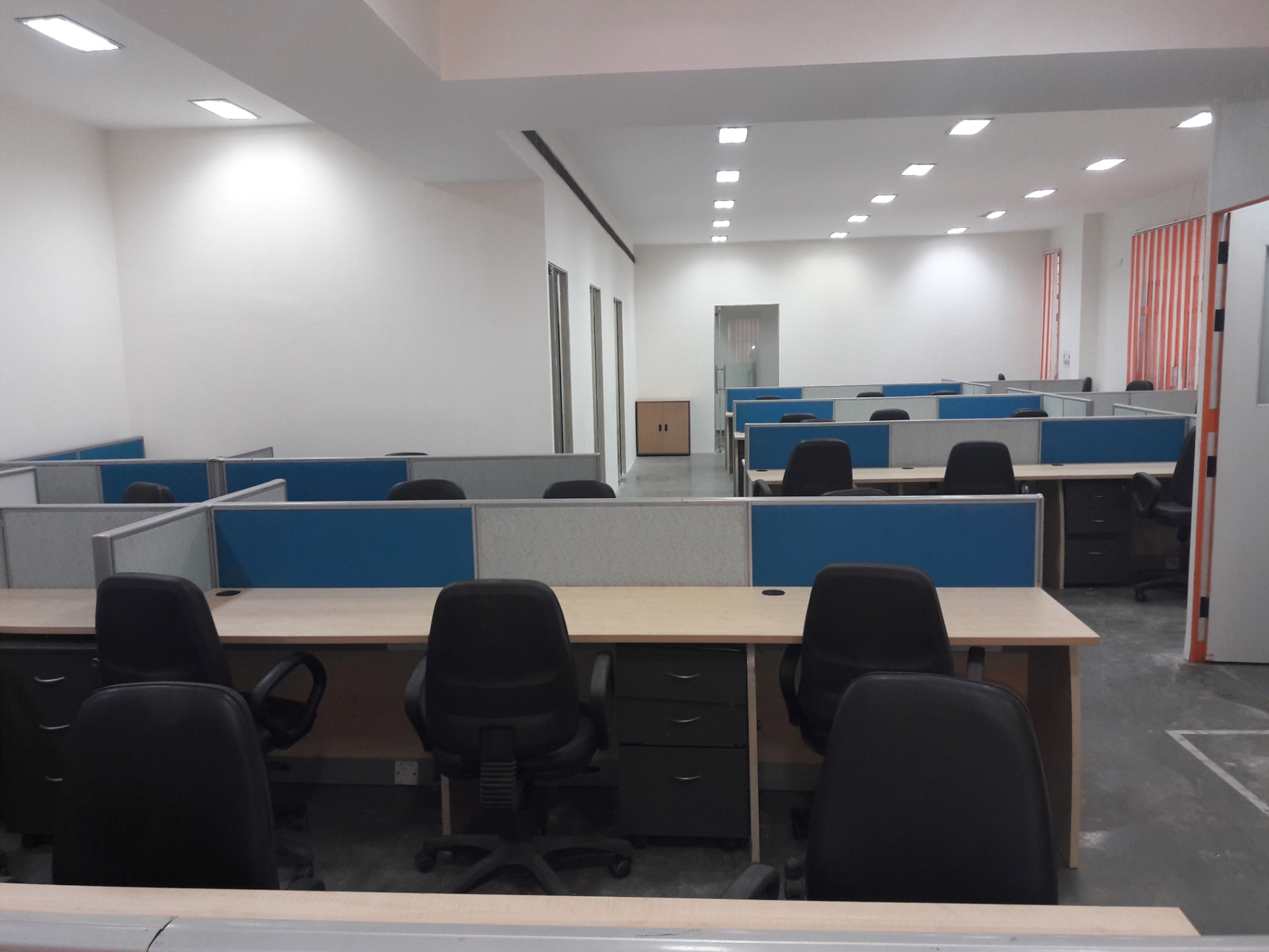 Rent Office/ Shop, 2000 sq ft carpet area for rent @Sector 4 Noida