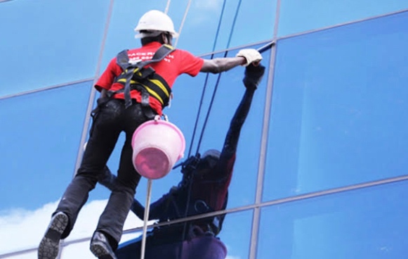 FACADE GLASS CLEANING 