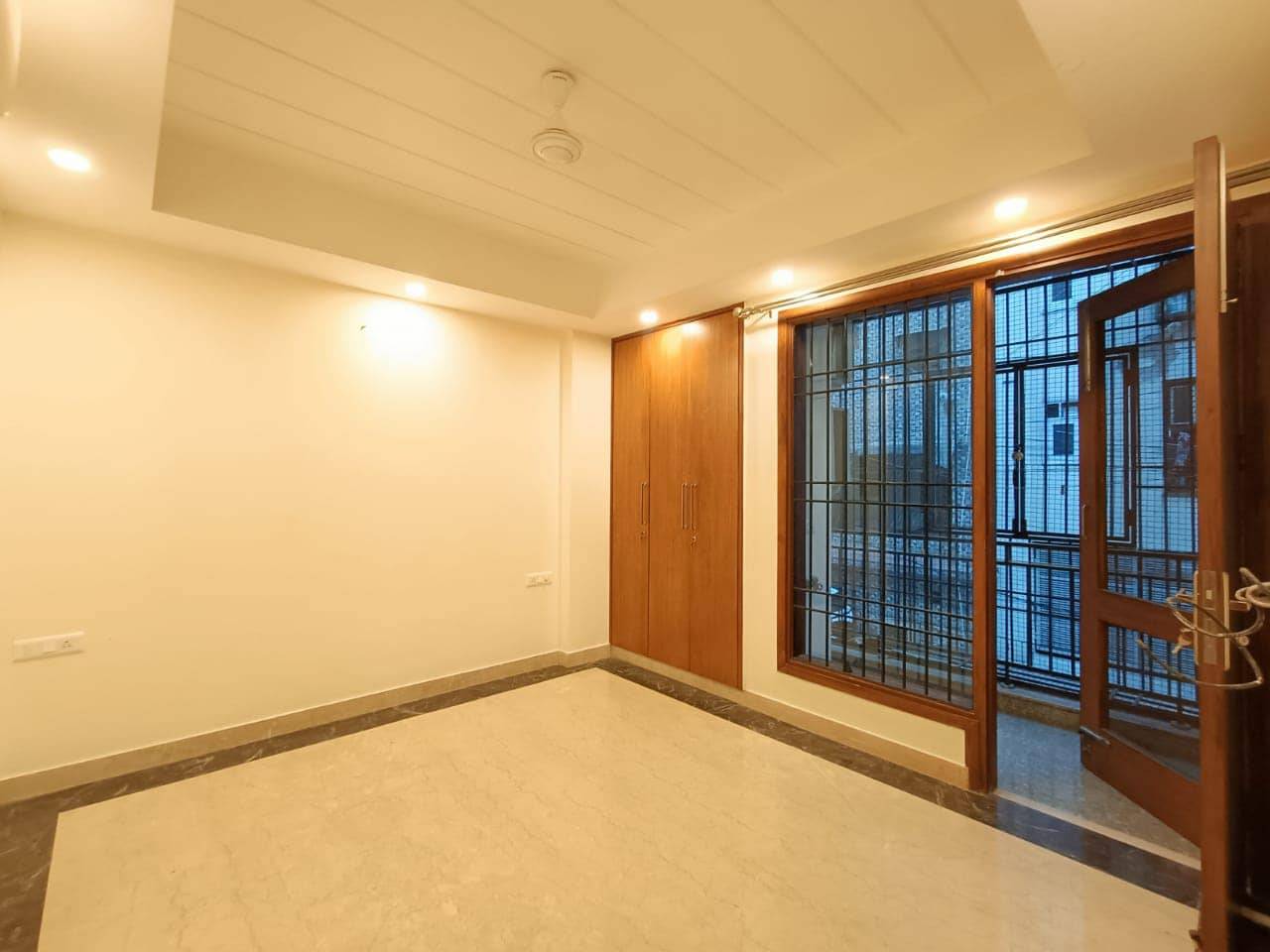 3 Bed/ 3 Bath Rent Apartment/ Flat; 1,800 sq. ft. carpet area, Semi Furnished for rent @Kalkaji New Delhi