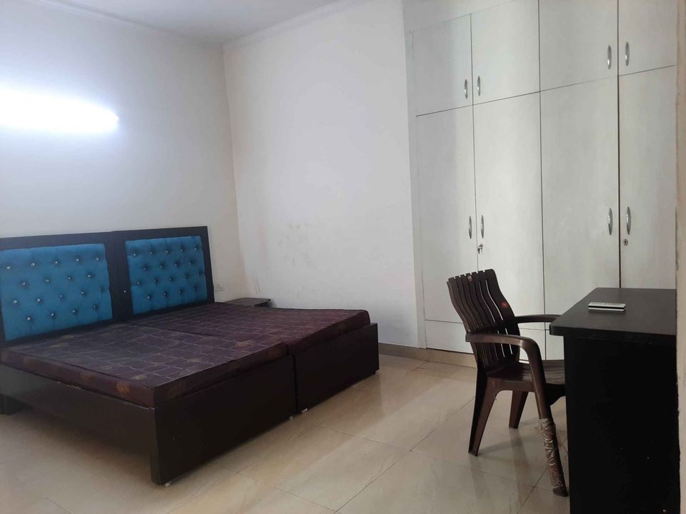 3 Bed/ 3 Bath Rent Apartment/ Flat, Furnished for rent @Amrapali shapayer sector 45 noida 