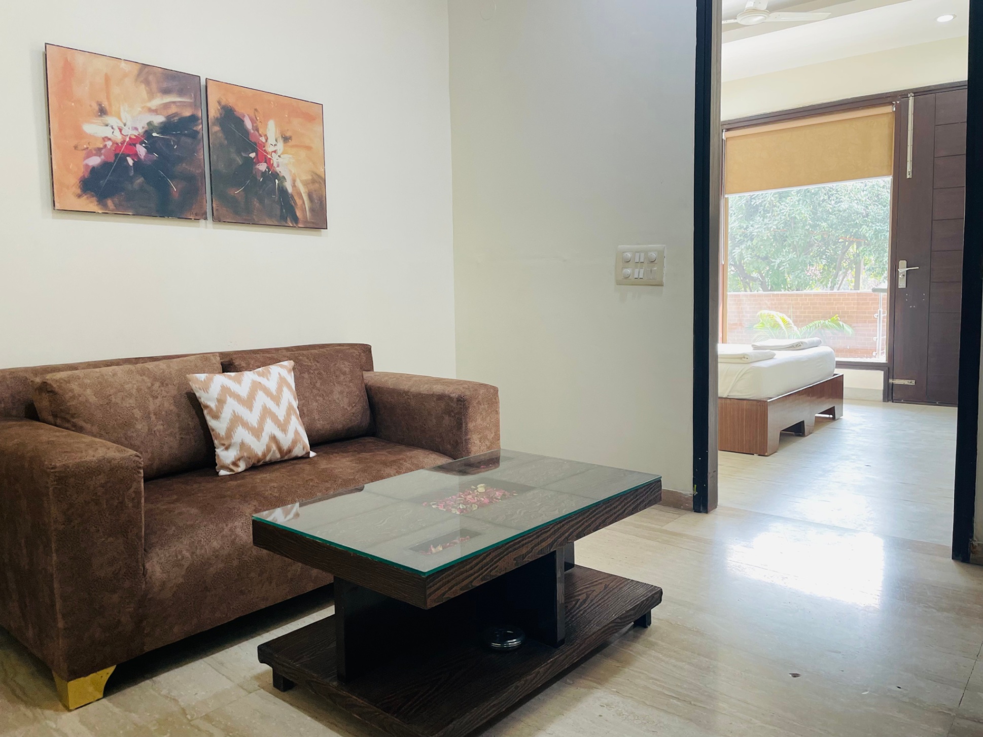 1 Bed/ 1 Bath Rent Apartment/ Flat; 550 sq. ft. carpet area, Furnished for rent @golf course road