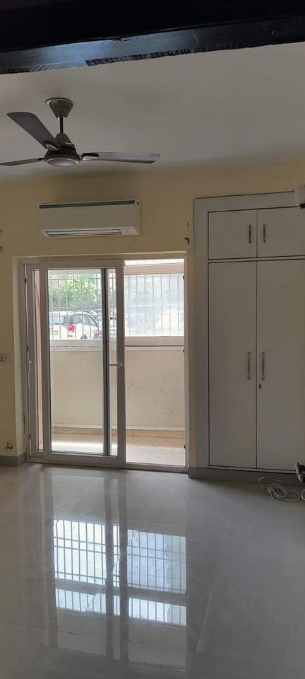 2 Bed/ 2 Bath Rent Apartment/ Flat, Semi Furnished for rent @Sector 76 Noida
