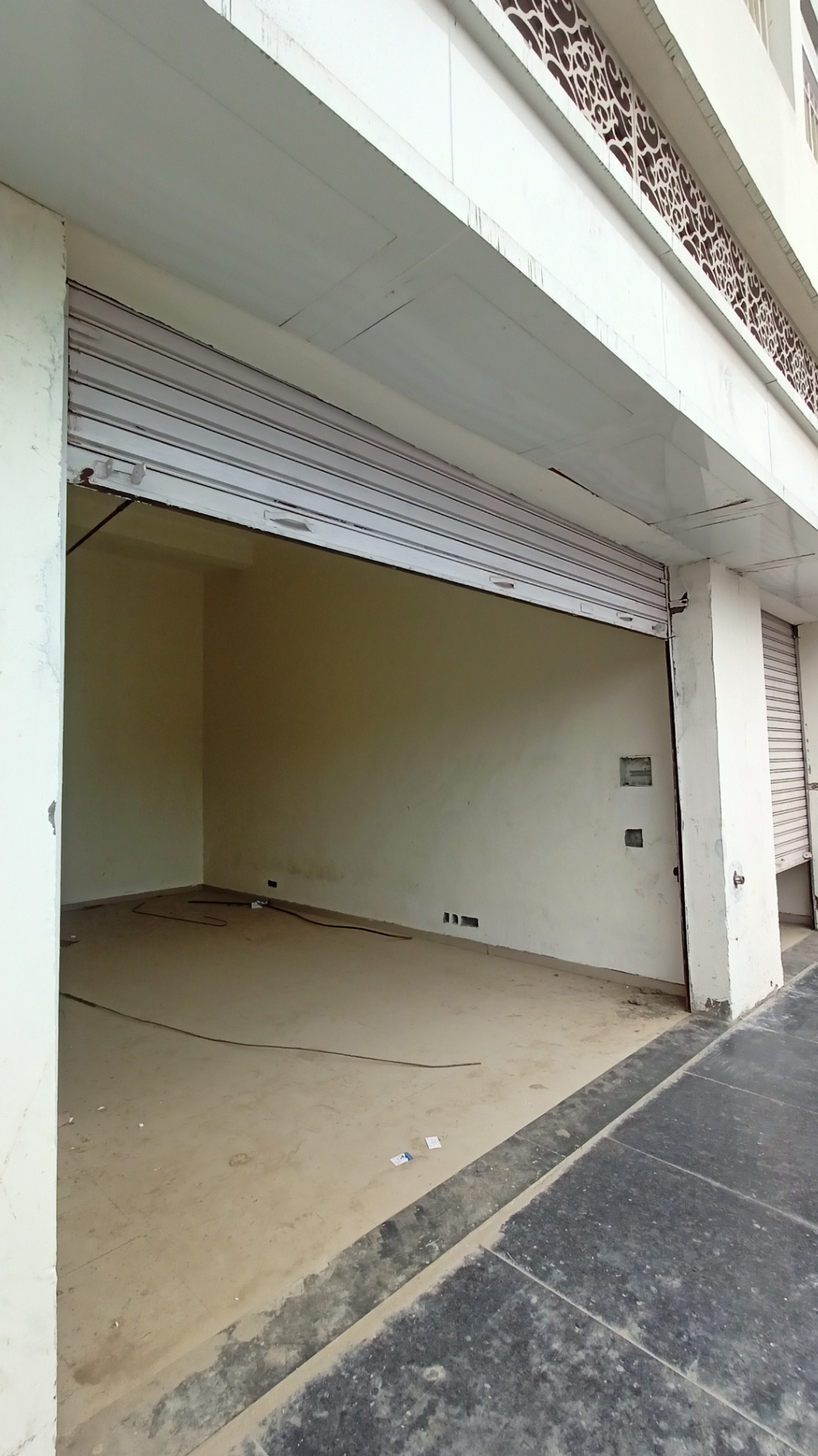 Rent Office/ Shop, 464 sq ft carpet area, UnFurnished for rent @Greater Noida, Gaur city 2, 14 th Avenue.