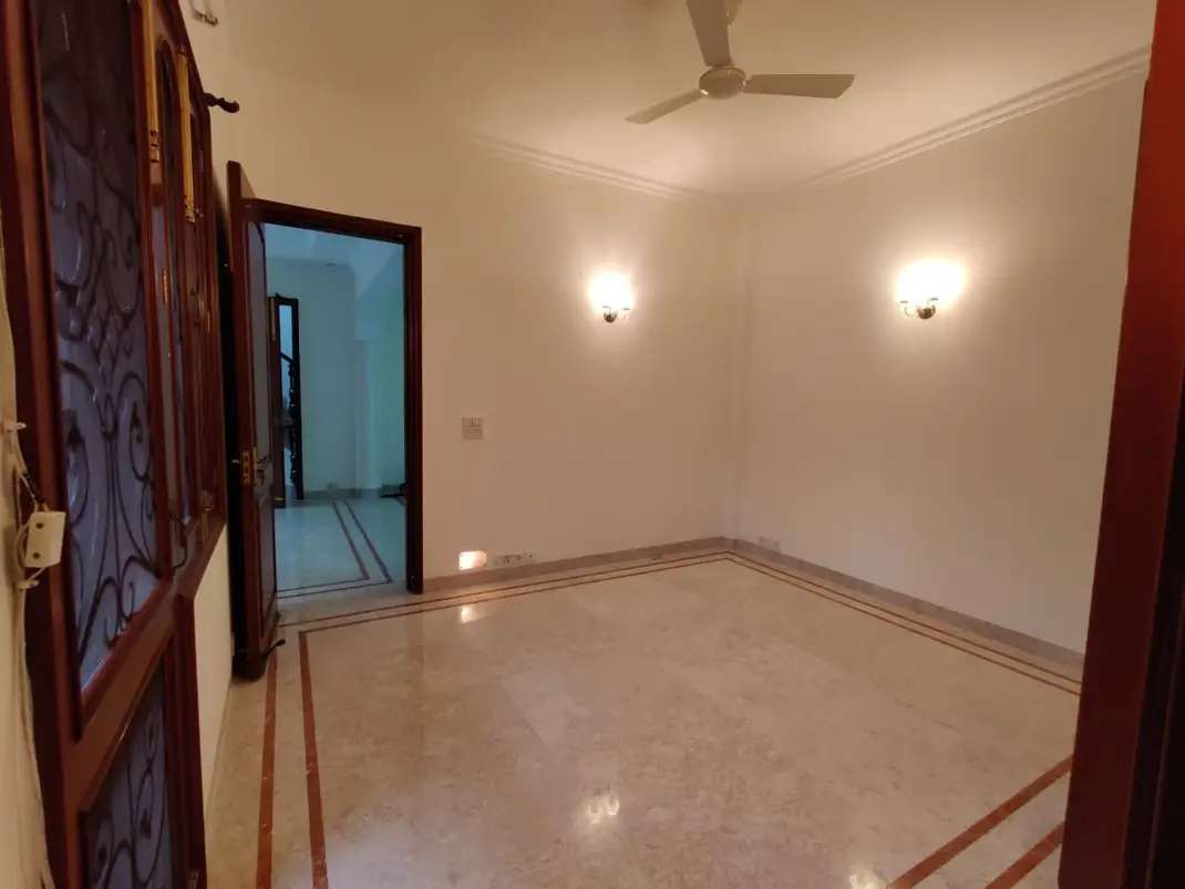 2 Bed/ 2 Bath Rent Apartment/ Flat, Semi Furnished for rent @South extension new Delhi 