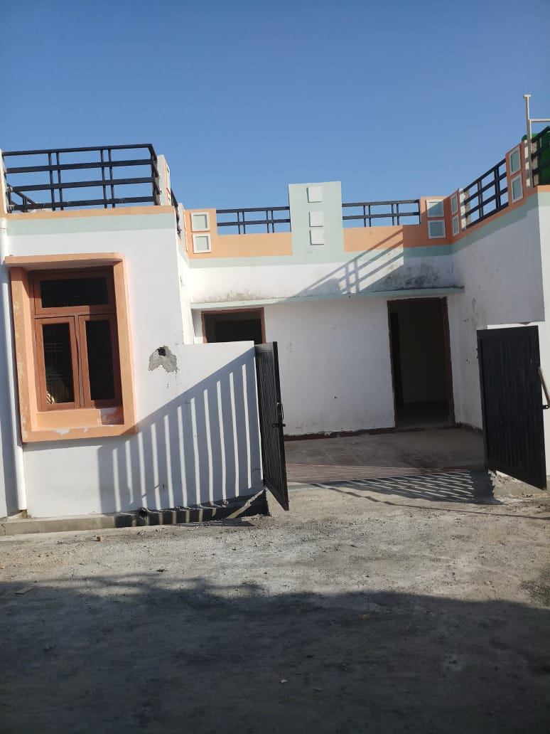 3 Bed/ 2 Bath Sell House/ Bungalow/ Villa; 784 sq. ft. carpet area; 804 sq. ft. lot for sale @banthara market Lucknow Kanpur highway