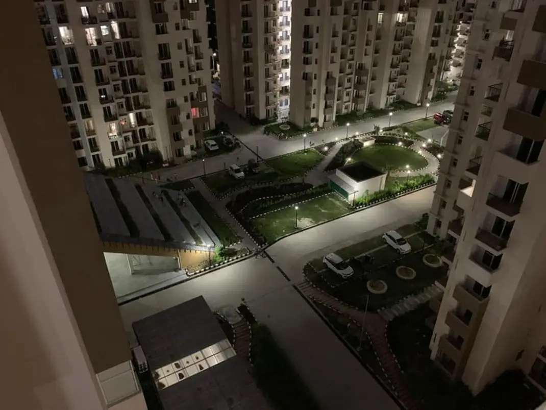 3 Bed/ 3 Bath Rent Apartment/ Flat; 1,450 sq. ft. carpet area, Semi Furnished for rent @Leisure park greater Noida 
