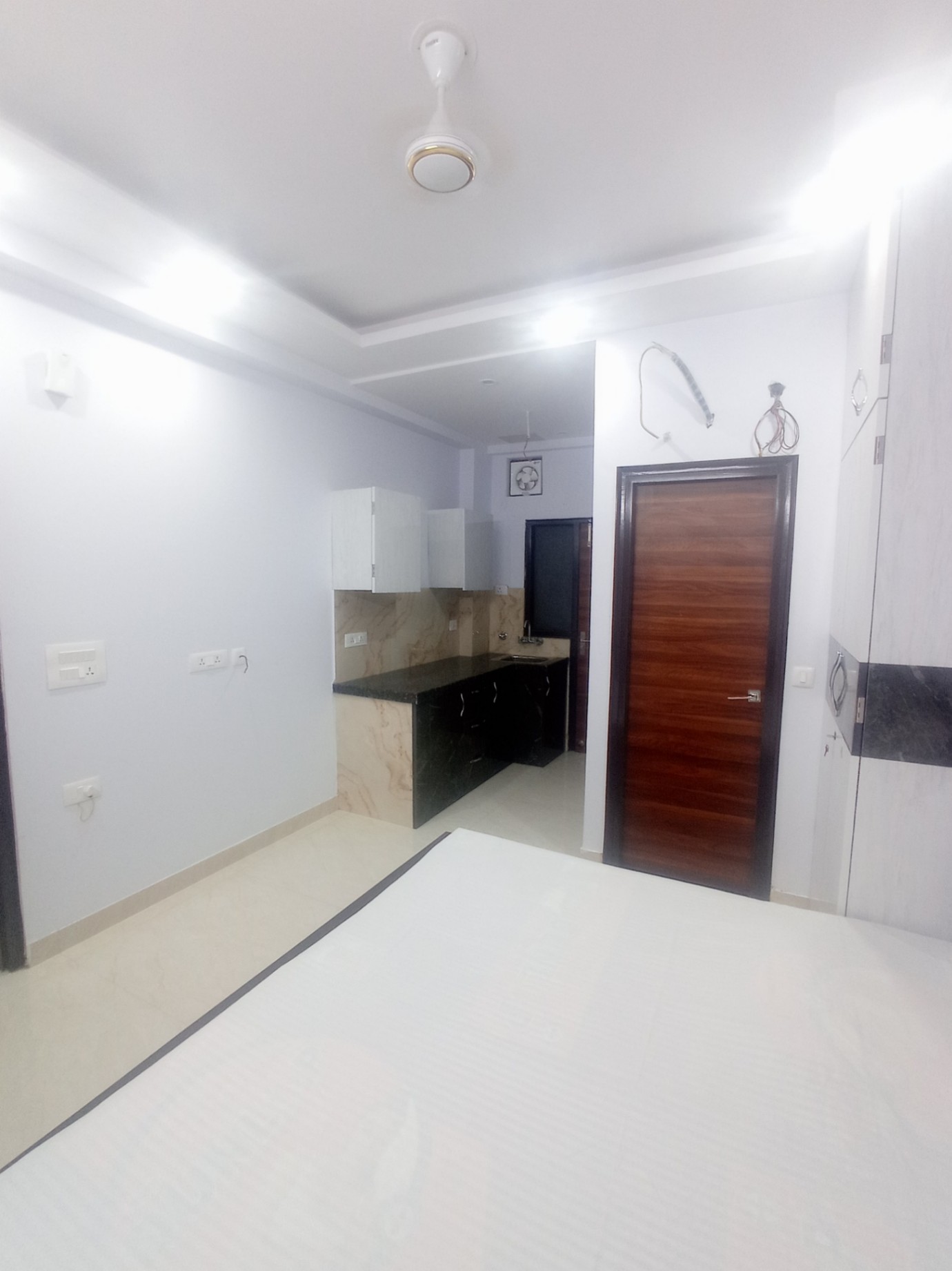 1 Bed/ 1 Bath Rent Apartment/ Flat; 225 sq. ft. carpet area, Furnished for rent @sushant lok 3 , sector 57