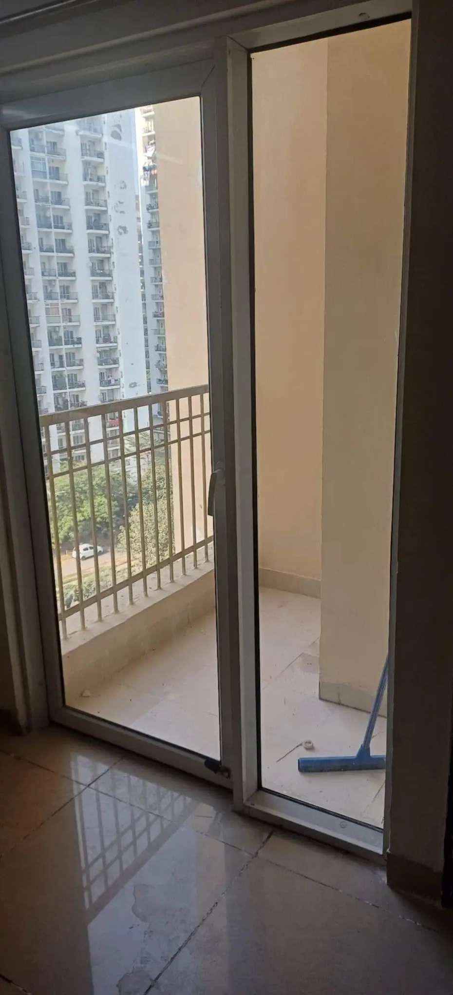 2 Bed/ 2 Bath Rent Apartment/ Flat, Semi Furnished for rent @Sector 16 b noida extension 