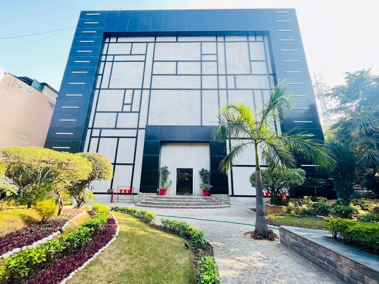 Rent Office/ Shop, 5000 sq ft carpet area, Furnished for rent @Udyog Vihar Phase 4