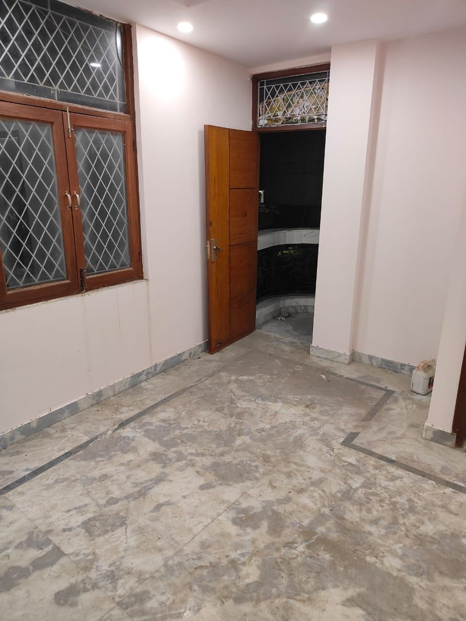 2 Bed/ 2 Bath Rent Apartment/ Flat, UnFurnished for rent @ East of Kailash, Prakash Mohalla  New delhi
