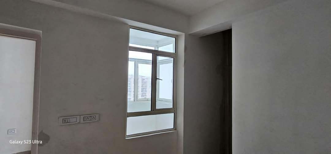 3 Bed/ 3 Bath Rent Apartment/ Flat, Semi Furnished for rent @gaur city 1 greater noida